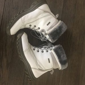 Ladies Soft Moc Winter boots size 9